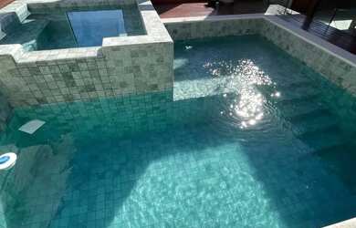 Imagem: A casa possui 3 Dormitórios, 2 Banheiros, 3 Vagas na garagem