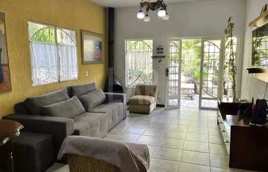 Imagem: A casa em condomínio possui 4 Dormitórios, 4 Banheiros, 5