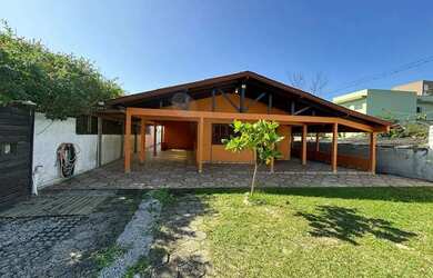 Imagem: A casa possui 3 Dormitórios, 2 Banheiros, 1 Vaga na garagem