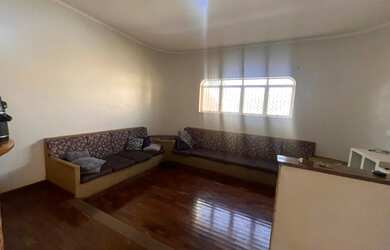 Imagem: A casa possui 3 Dormitórios, 2 Banheiros, 3 Vagas na garagem