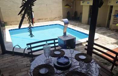 Imagem: A casa possui 3 Dormitórios, 4 Banheiros, 2 Vagas na garagem