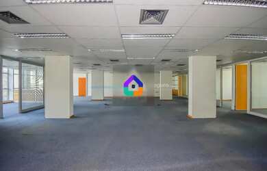 Imagem: O depósito para alugar possui 5 Vagas na garagem e 700m² de