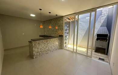 Imagem: A casa possui 3 Dormitórios, 4 Banheiros, 2 Vagas na garagem