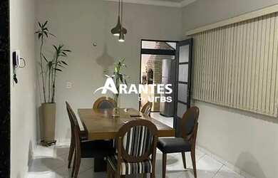 Imagem: A casa possui 3 Dormitórios, 2 Banheiros, 2 Vagas na garagem