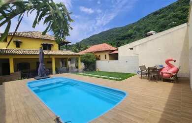 Imagem: A casa possui 4 Dormitórios, 3 Banheiros, 5 Vagas na garagem