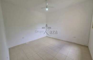 Imagem: A casa possui 3 Dormitórios, 2 Banheiros, 1 Vaga na garagem