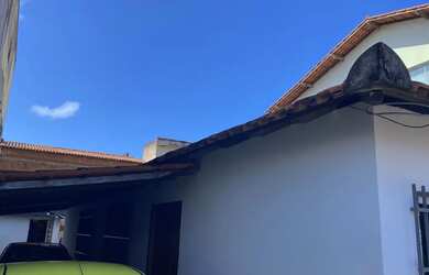 Imagem: A casa possui 3 Dormitórios, 1 Banheiro, 3 Vagas na garagem