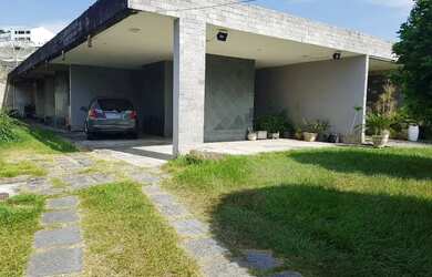 Imagem: A casa possui 4 Dormitórios, 4 Banheiros, 5 Vagas na garagem