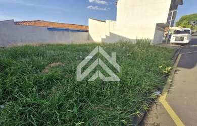 Imagem 6: Terreno Plano entre casas no Bairro no Jardim das Palmeiras. Rio Claro/SP