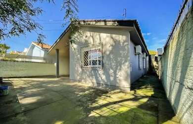 Imagem: A casa possui 3 Dormitórios, 2 Banheiros, 2 Vagas na garagem