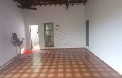 Imagem: A casa possui 3 Dormitórios, 1 Banheiro, 2 Vagas na garagem