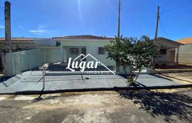 Imagem: A casa possui 5 Dormitórios, 3 Banheiros, 3 Vagas na garagem