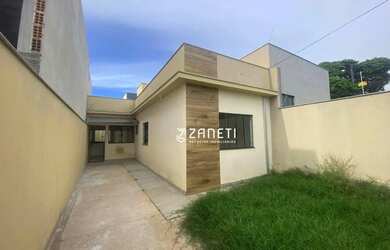 Imagem: A casa possui 3 Dormitórios, 2 Banheiros, 2 Vagas na garagem