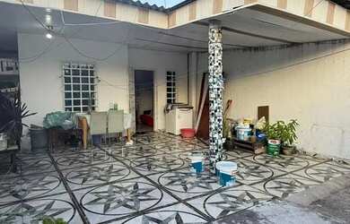 Imagem: A casa possui 2 Dormitórios, 1 Banheiro, 2 Vagas na garagem