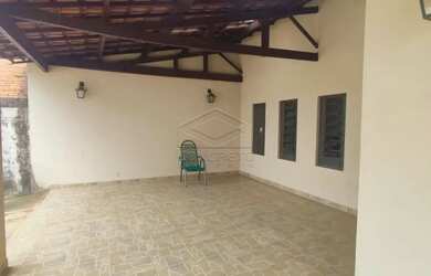 Imagem: A casa possui 4 Dormitórios, 5 Banheiros, 4 Vagas na garagem