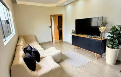 Imagem: A casa possui 3 Dormitórios, 2 Banheiros, 3 Vagas na garagem