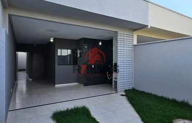 Imagem: A casa possui 3 Dormitórios, 1 Banheiro, 2 Vagas na garagem