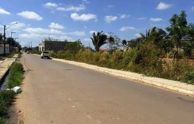 Imagem: O terreno à venda possui e está localizado em São José