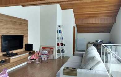 Imagem: A casa possui 3 Dormitórios, 3 Banheiros, 4 Vagas na garagem