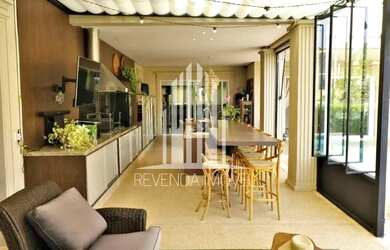 Imagem: A casa possui 4 Dormitórios, 4 Banheiros, 5 Vagas na garagem