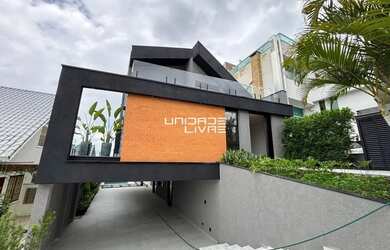 Imagem: A casa em condomínio possui 4 Dormitórios, 3 Banheiros, 375m²