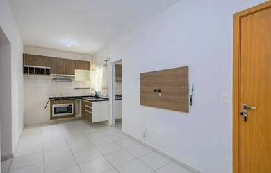 Imagem: O apartamento possui 2 Dormitórios, 1 Banheiro, 1 Vaga na garagem