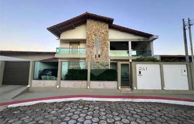 Imagem: A casa possui 5 Dormitórios, 5 Banheiros, 4 Vagas na garagem