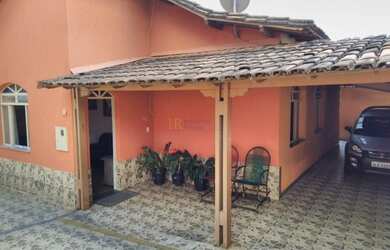 Imagem: A casa possui 3 Dormitórios, 2 Banheiros, 4 Vagas na garagem