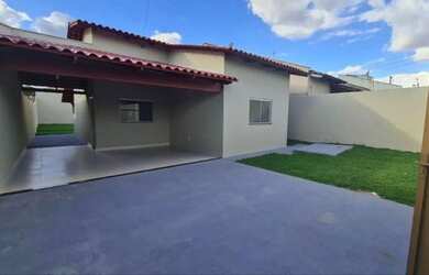 Imagem: A casa possui 3 Dormitórios, 2 Banheiros, 2 Vagas na garagem