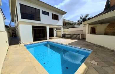 Imagem: A casa em condomínio possui 4 Dormitórios, 5 Banheiros, 4