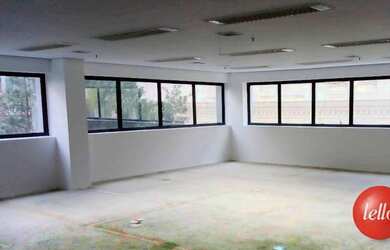 Imagem: O depósito possui 4 Vagas na garagem, 218m² de Área e está