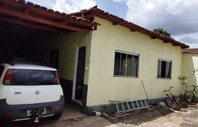 Imagem: A casa possui 3 Dormitórios, 2 Banheiros, 3 Vagas na garagem