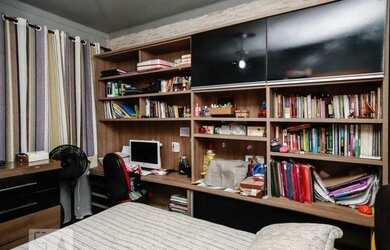 Imagem: A casa possui 3 Dormitórios, 2 Banheiros, 1 Vaga na garagem