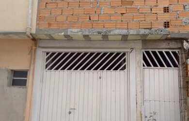 Imagem: A casa possui 1 Dormitório, 1 Banheiro, 1 Vaga na garagem