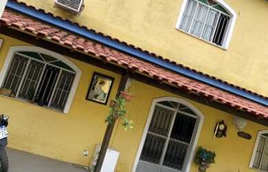 Imagem: A casa possui 3 Dormitórios, 3 Banheiros, 2 Vagas na garagem