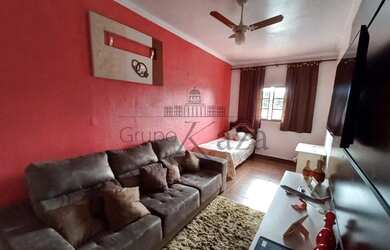 Imagem: A casa possui 3 Dormitórios, 2 Banheiros, 2 Vagas na garagem