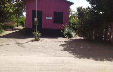 Imagem: A casa possui 1 Dormitório, 1 Banheiro, 1 Vaga na garagem