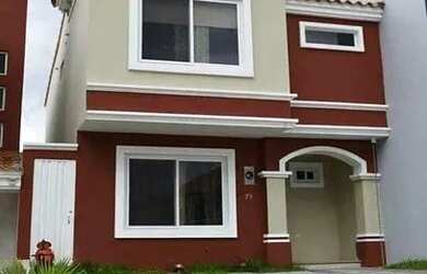 Imagem: A casa possui 2 Dormitórios, 2 Banheiros, 2 Vagas na garagem