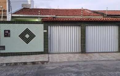 Imagem: A casa possui 3 Dormitórios, 2 Banheiros, 2 Vagas na garagem