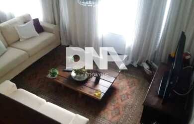 Imagem: A casa possui 4 Dormitórios, 5 Banheiros, 4 Vagas na garagem