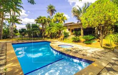 Imagem: A casa possui 4 Dormitórios, 5 Banheiros, 3 Vagas na garagem