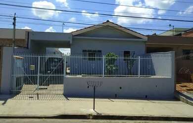 Imagem: A casa possui 2 Dormitórios, 1 Banheiro, 3 Vagas na garagem