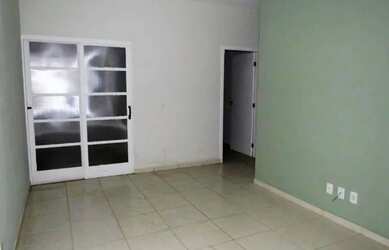 Imagem: A casa possui 3 Dormitórios, 1 Banheiro, 2 Vagas na garagem