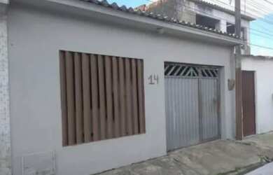 Imagem: A casa possui 3 Dormitórios, 2 Banheiros, 1 Vaga na garagem