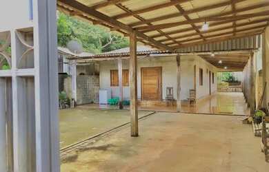 Imagem: A casa possui 5 Dormitórios, 3 Banheiros e 2 Vagas na garagem