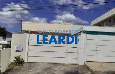 Imagem: A casa possui 3 Dormitórios, 3 Banheiros, 2 Vagas na garagem