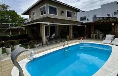 Imagem: A casa possui 4 Dormitórios, 5 Banheiros, 2 Vagas na garagem