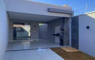 Imagem: A casa possui 3 Dormitórios, 1 Banheiro, 2 Vagas na garagem