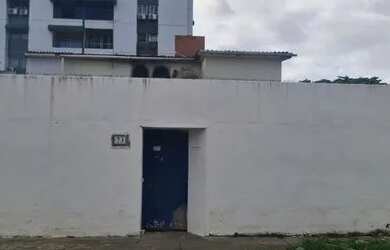 Imagem: A casa possui 4 Dormitórios, 4 Banheiros, 4 Vagas na garagem