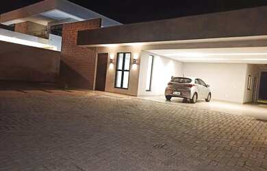 Imagem: A casa em condomínio possui 4 Dormitórios, 3 Banheiros, 5